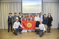 2018年2月舉行的「吉爾吉斯文化之夜」中，Karlygach KAINAZAROVA同學（第二排右一）與其他主持及參加者合照。